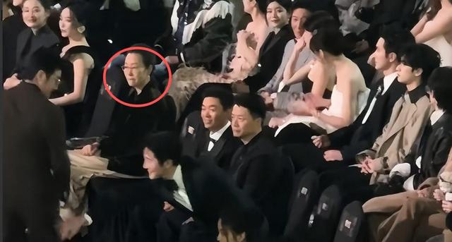 孩子父亲真相大白一月后	，奚美娟低调露面，手足无措，落寞呆坐