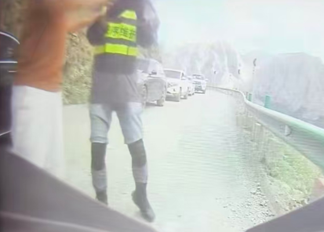 奔驰车逆行后续：踹车骂人拒赔偿，录像很炸裂，身份被扒 难怪嚣张