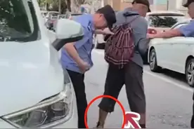 惊呆了，青岛大爷被警察带走时边走边拉屎。你大爷还得是你大爷啊图片