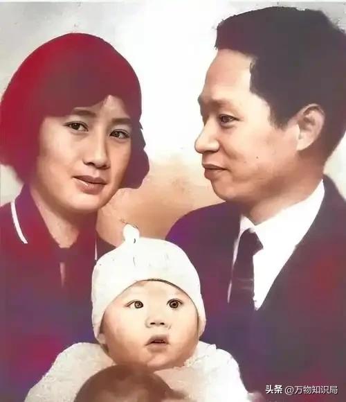 李鹏总理儿媳罕见留影，五官端正长相大气，爷爷功勋卓著比肩元帅