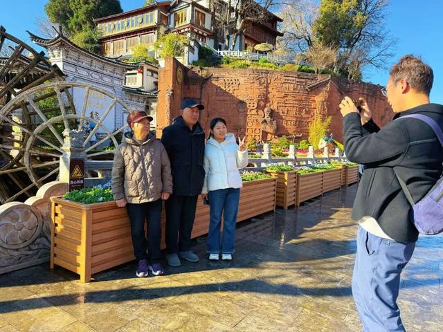 【网络中国节·春节】花海人潮映古城，八方游客来丽江过年