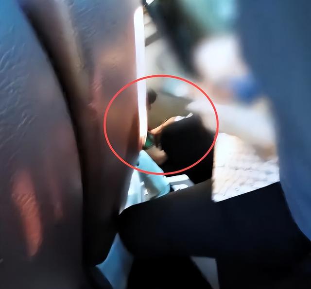 活久见！湖北小伙报团旅行，大妈车上当众大便，全员被臭的捂鼻子