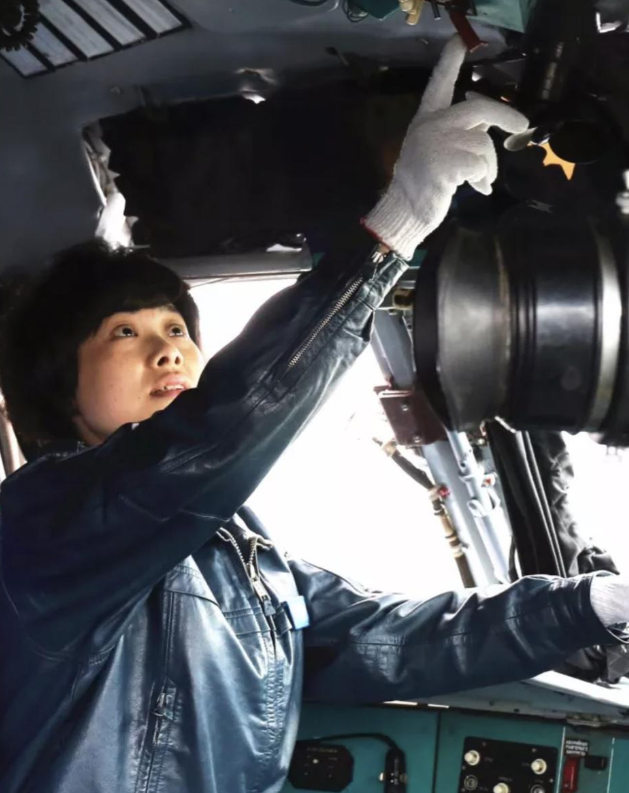 阅兵女机长身份曝光！私生活被扒牺牲太大，老公不简单，央视点名
