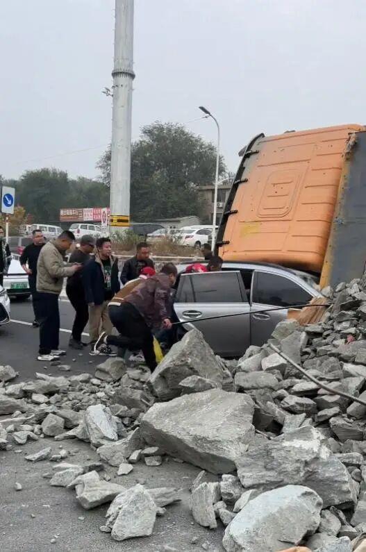渣土车路口失控侧翻压垮两辆小车，多名群众搬碎块开车门救人，交警回应