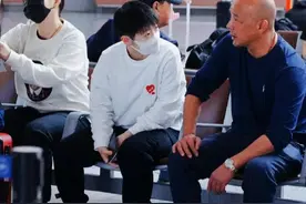 国乒出发澳门！孙颖莎坐行李箱超可爱，王楚钦新外套吸睛！图片