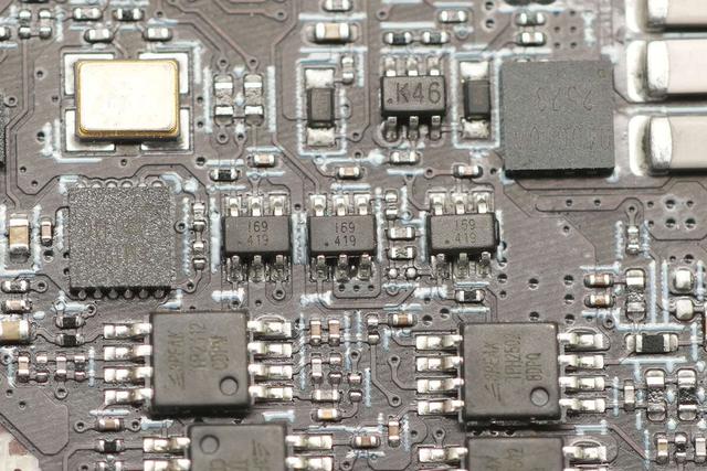 完美适配iPhone 17系列新机，谷歌25W Qi2.2磁吸无线充电器拆解