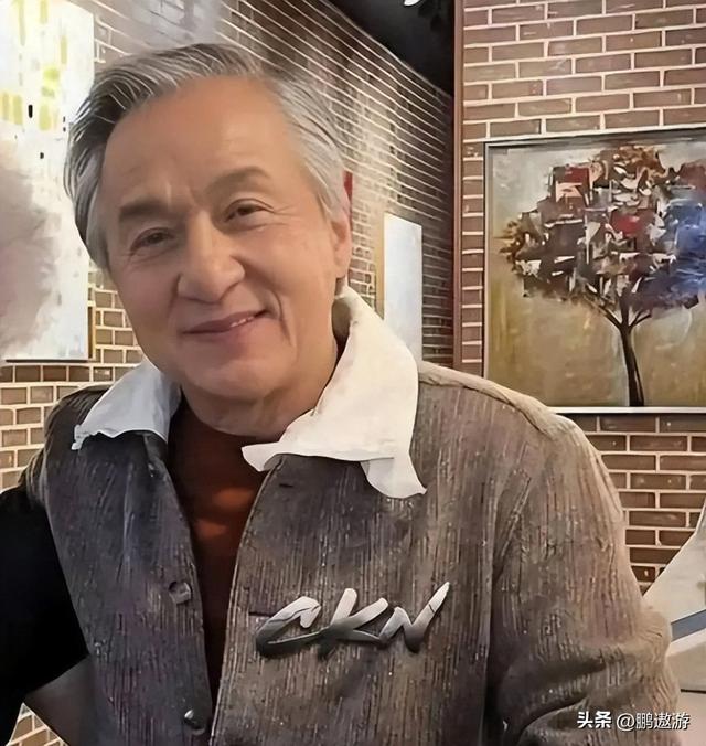 官媒对成龙的称呼变了，三字之差释放强烈信号，王晶的话有人信了