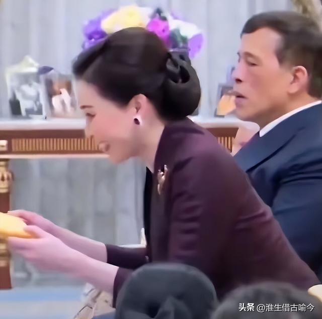 47岁苏提达出席活动太张扬，72岁泰王玛哈瞪着她，让她别抢风头