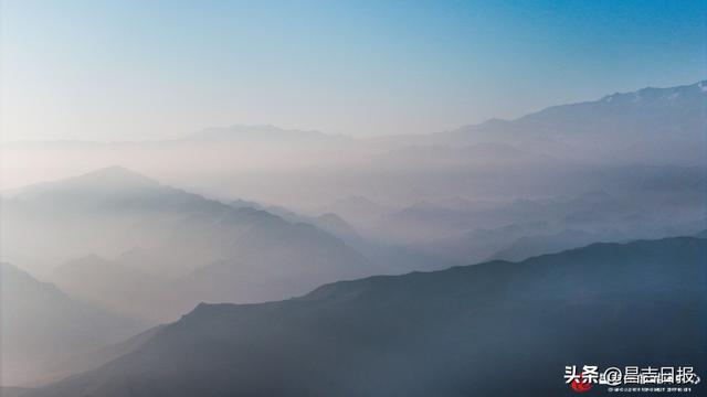 视觉·昌吉 | 日出丹霞绘秋韵 薄雾青峦织画屏