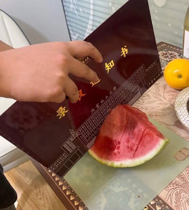 河北女生用通知书“切西瓜”，视频还没火，北化工表态：明年停用
