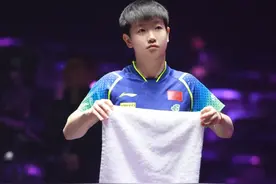 仁川冠军赛：打完削球手孙颖莎犯迷糊，居然和同一个裁判重复握手图片