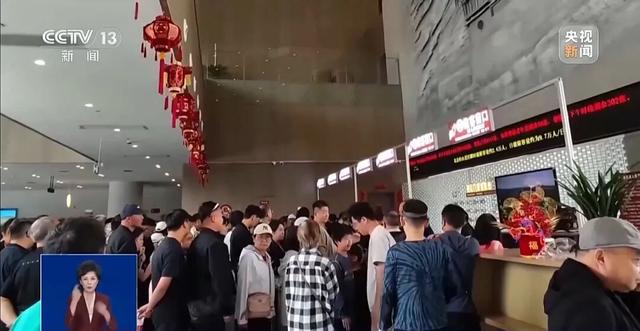 太猖獗！游客凌晨5点排队买不到票，10分钟全部抢光，找黄牛加价240元竟买到了！知名景区被央视曝光，最新回应