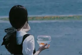 富婆包养男大学生，他却提出无情抛弃，原因让人猜疑不定图片