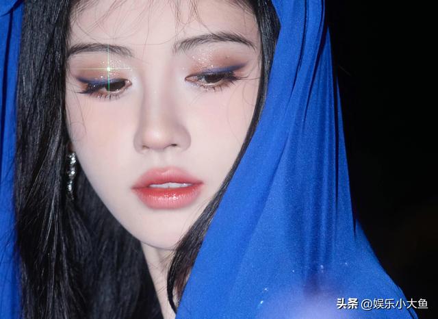 鞠婧祎出席星光大赏活动，黑色露肩长裙配珍珠项链	，腰肢纤细好美