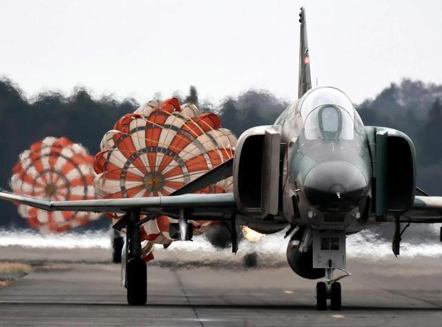 空军飞行员转业到底容不容易？转业后能否转去民航执飞？很困难