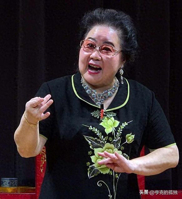 吃里爬外，永不回国？她带领30名演员选择留美，如今年过花甲归来