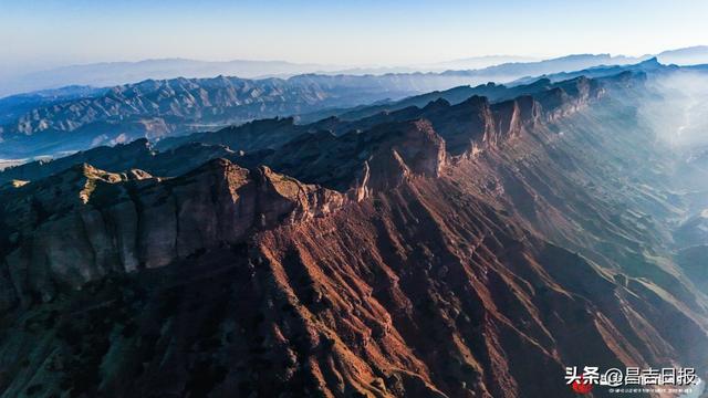 视觉·昌吉 | 日出丹霞绘秋韵 薄雾青峦织画屏