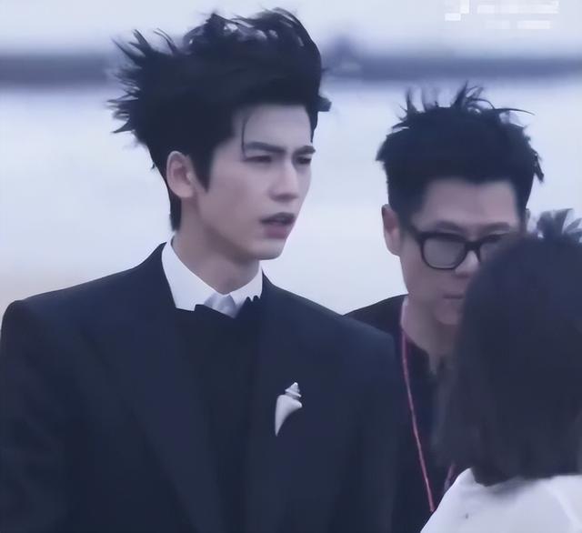 三亚红毯丑出圈，杨幂肉色内搭尴尬，关晓彤拖鞋辣眼，周冬雨驼背