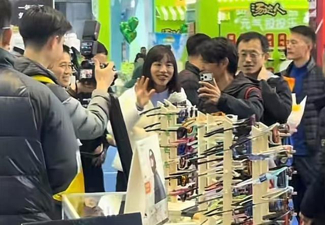 最快护士张水华受到重庆市民鲜花簇拥欢迎，有望打破业余选手纪录