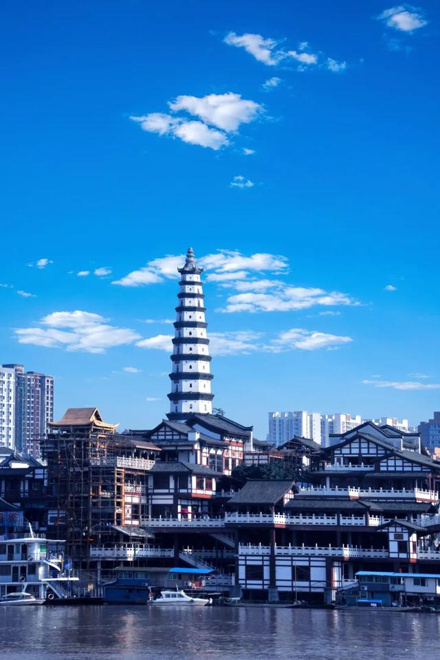 被重庆光芒掩盖，这座小城被一碗“刨猪汤”带火，景点几乎免费看