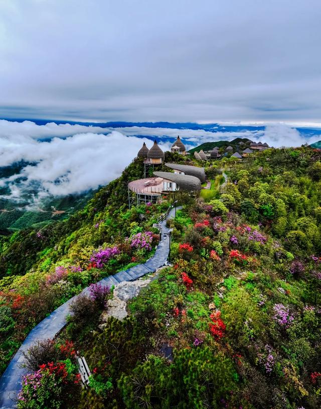 巍巍回龙山，灼灼资兴景