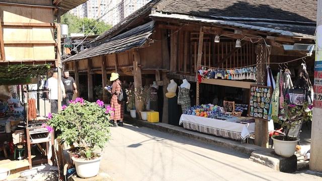 云南边境西双版纳，真正的千年古寨，当地村民还住在吊脚楼中