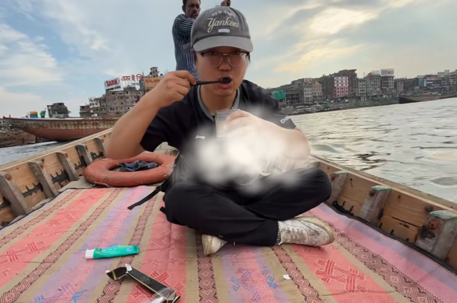 恒河水不能随便喝！中国小伙挑战后，当场呕吐不止，吐槽嘴像粪坑