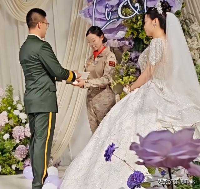 哗众取宠！93受阅女兵参加婚礼，穿着打扮被骂惨，评论区当场炸锅