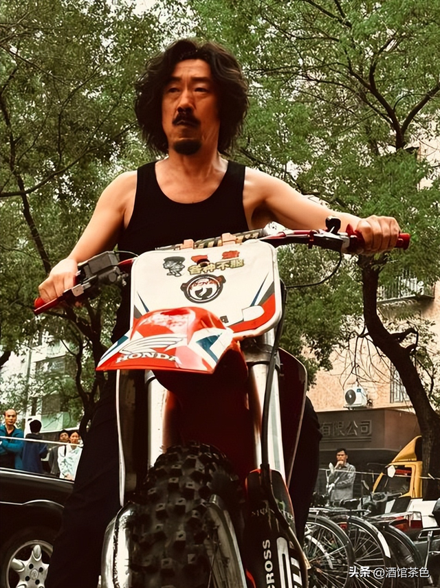 终于熬出头！出道19年没火，如今演《老舅》红了，儿子也为他争光