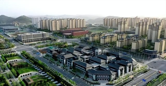 削平33座大山，耗时十年投资千亿，延安硬是在山顶建了一座新城
