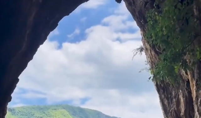 重庆酉阳惊现神奇风洞，冷风吹得人起鸡皮疙瘩，内有暗河却没尽头
