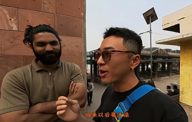 东北小伙闯印度，窜稀5天，参观火葬场发现骨灰撒恒河，恶心坏了
