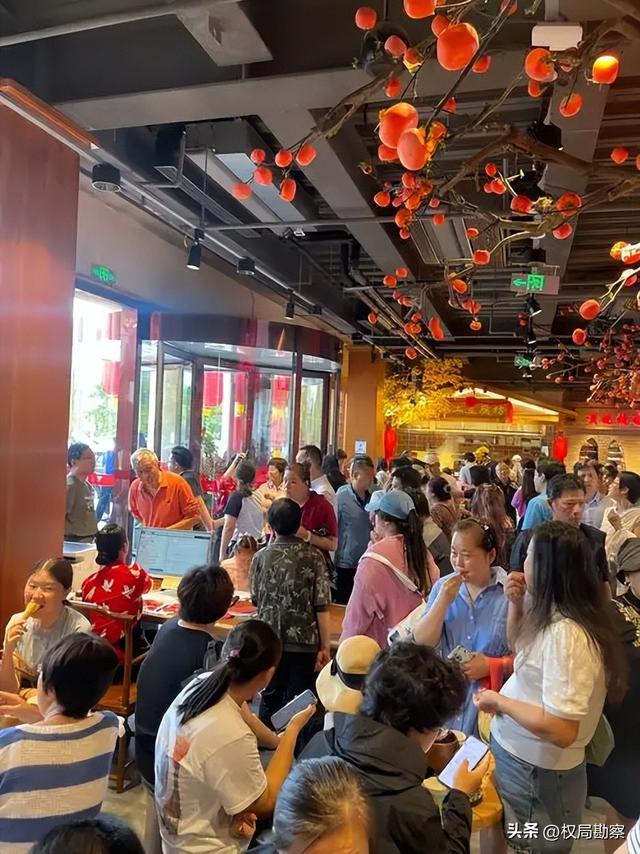 警惕“消费刺客”！全国多地排队抢购，98元一串的糖葫芦值不值？