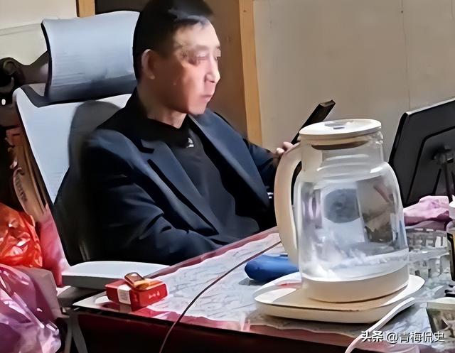 暴打母亲男后续：亲戚称他良心不坏，动手事出有因，老人拿钱捞人