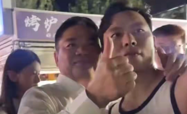 刘强东回老家，凌晨1点喝到脸通红，穿拖鞋做鬼脸，乡亲帮洗房子