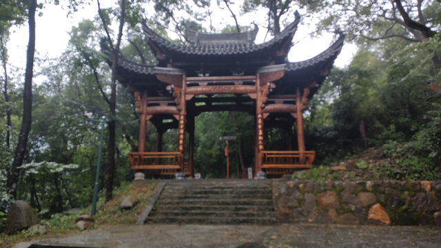 去过庐山三清山武功山，我更喜欢“天下第一山”
