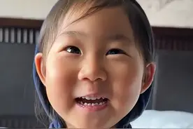 我有一个帽衫？这位萌娃开口的第一句话就把所有人给控住了图片