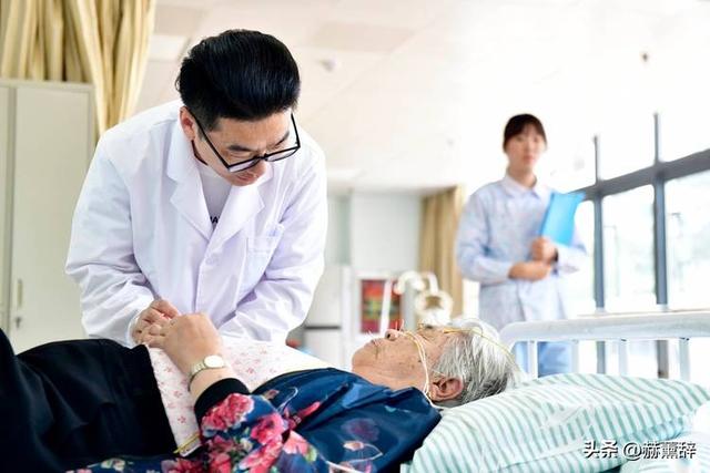 中国将迎人口死亡高峰！22年1041万，23年1100万，去年死亡多少？