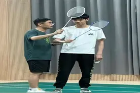 盛李豪陪爸爸练完羽毛球，闯入篮球界，网友：整个体育界闻风丧胆图片