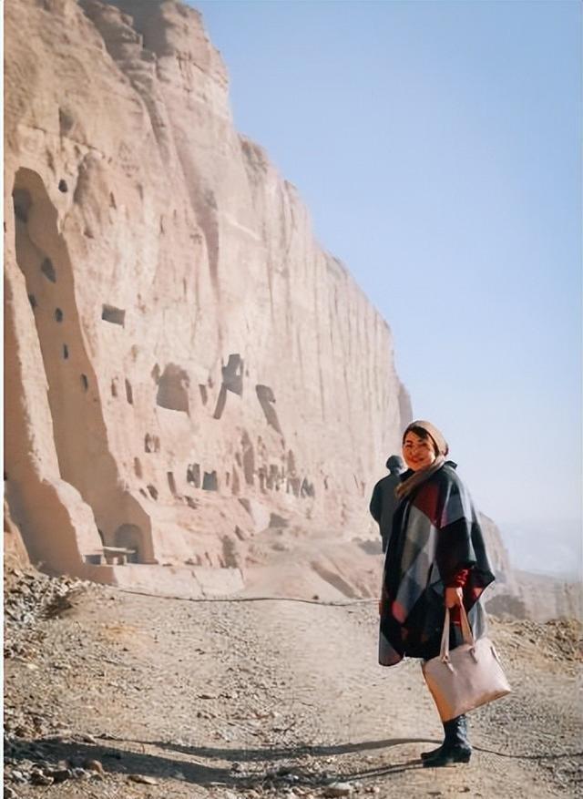 阿富汗女教师逃亡实录：机场被抓胸，装成陌生人女儿保命