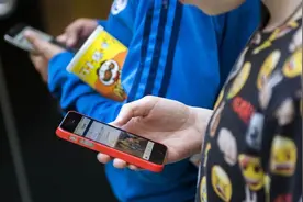 荷兰小学打算实施协议禁止课堂使用手机图片