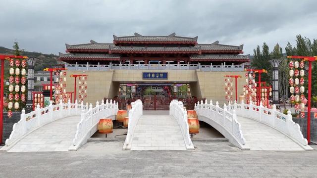 秦皇祖邑千年韵，祁山灯会万古情