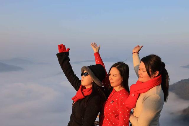 日破云海出，人间皆浪漫