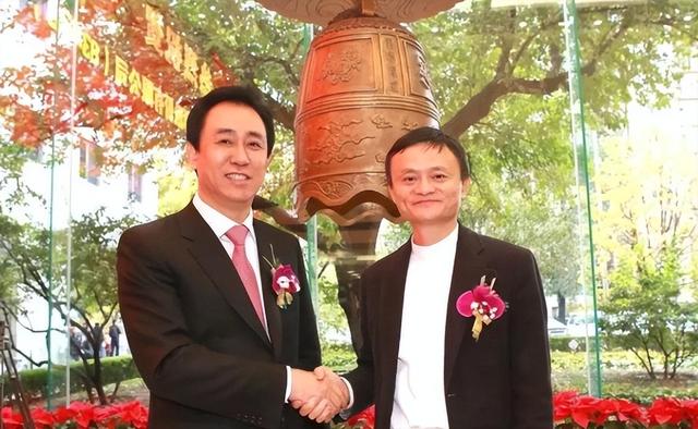 这下麻烦大了！短短3个月，许家印再迎5大噩耗，王健林的话应验了