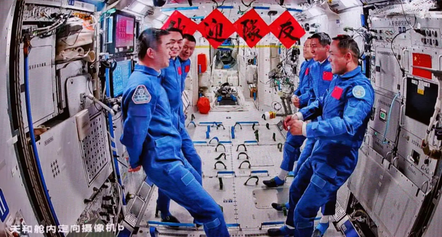 神舟二十一号出征！美媒狂飙式转发，这是中国实力，太空母港来了