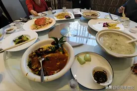 8位老教授邀请博士聚餐，花2万块点18菜2茅台，买单时却不见人影图片