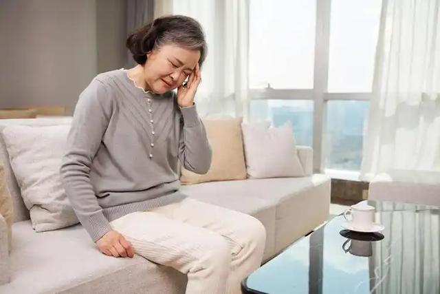 医生提醒:80岁以上的高龄老人,宁愿出去串门,也别做这5件事!