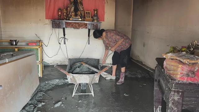台湾堰塞湖溢流120头牛被冲进太平洋