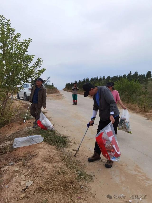 赛后无痕清理，践行绿色徒步——榆林首届长城（沙漠）重装徒步赛彰显环保担当