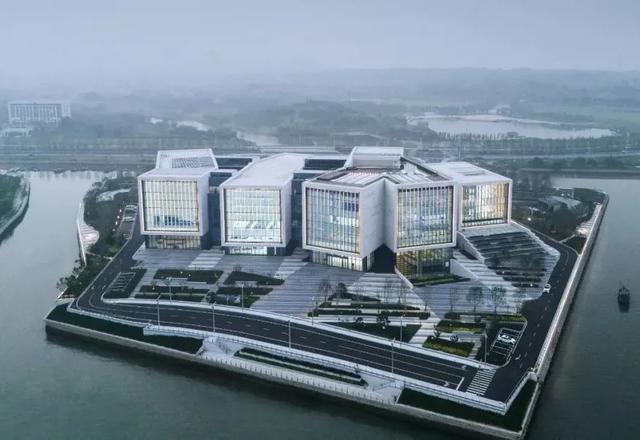 烟台新地标！黄渤海新区产业文化中心像一艘“石头巨轮”